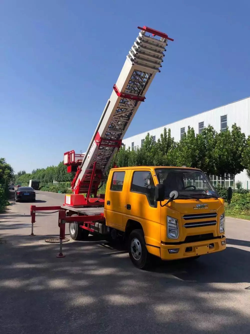 三更罗镇附近的云梯车出租服务：轻松解决高空作业需求