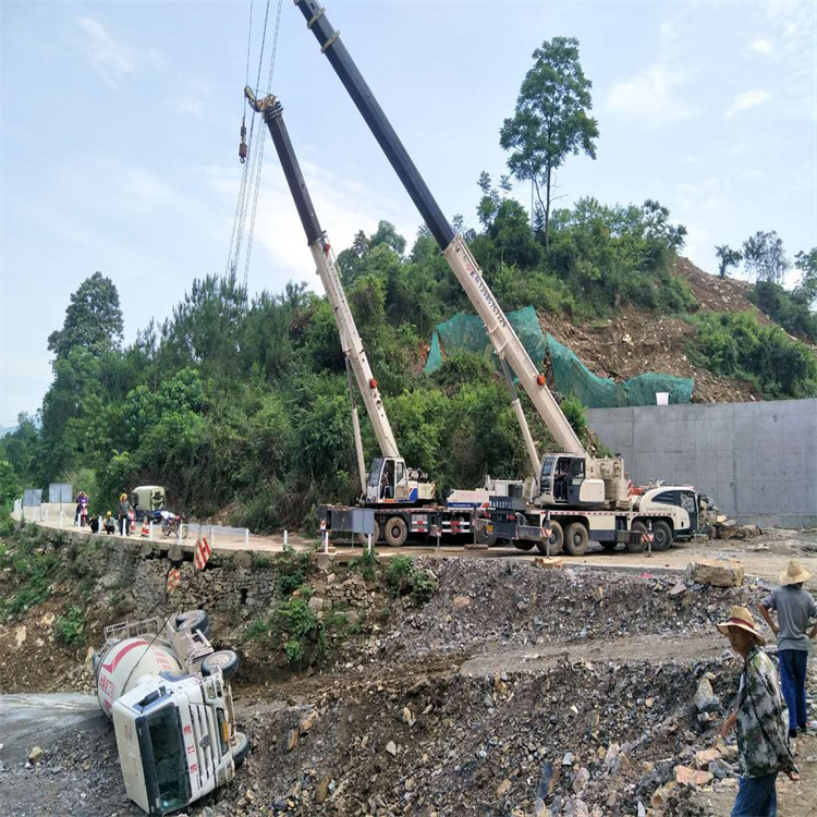 三更罗镇汽车掉沟里叫吊车救援要多少钱